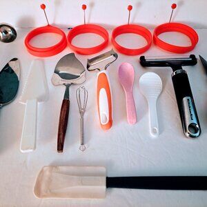 Assortment of 15 Kitchen Tools